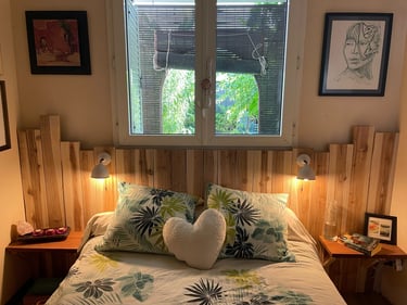 Menuiserie tête de lit en cryptoméria local, bois réunionnais - Artisan charpentier bois Cilaos, La Réunion 974