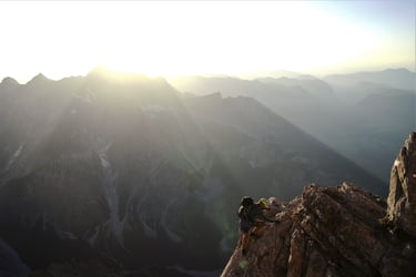 kletterer abends sunset gegenlicht ausgesetzt sonne