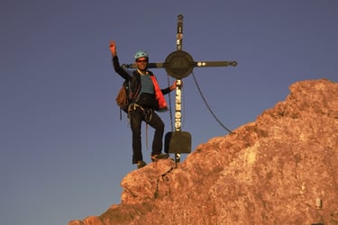 gipfelkreuz wanderer abends sonne fels siegerpose watzmann klettersteig ostwand