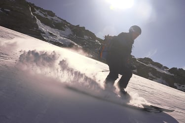 schnee spritzt auf winter gegenlicht kurve