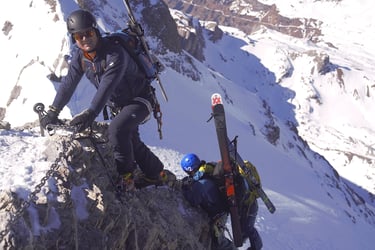 bergsteiger klettern winter ski am rucksack sonne kette ausgesetzt
