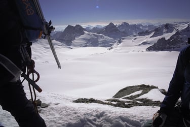 huefifirn gletscher panorama bergsteiger weite ebene einsamkeitgratueberschreitung