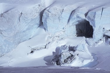 gletscher eisloch zugefrorener see claridenhuette