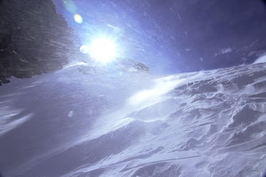 föhnsturm schneetreiben graupel gegenlicht