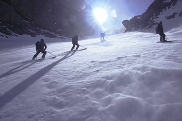 gegenlicht skifahrer sturm menschengruppe verblasener Schnee