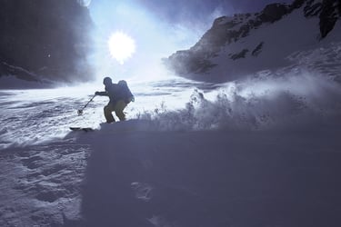 skitour sturm rinne skifahrer sonne