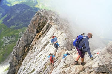 gratlinie wanderer am seil sonne gruppe ausgesetzt 