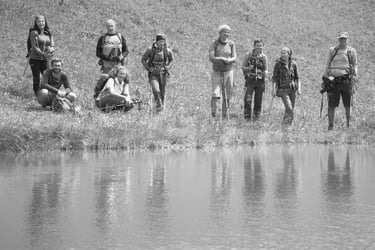 wandergruppe see sonne ufer schwarz weiss