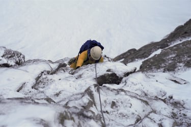 winterlich kletterer vereiste wand seil 