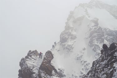 anstieg im nebel schnee grat kletterer 