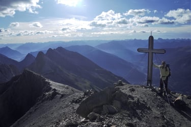 gipfel bergsteiger kreuz panorama wolken sonne grat aussicht