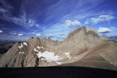 3000er lechtaler alpen fels farbig sonne und wolken schneereste band schilder