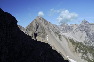 bergpanorama bergsteiger sonne schatten silhouette höhenweg wolken
