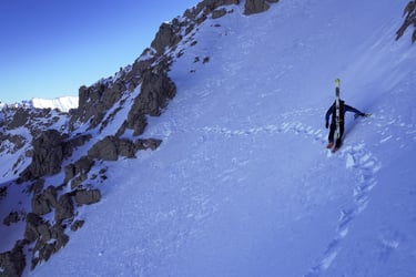 hochvogel querung skitour einsam schatten fußspuren im schnee