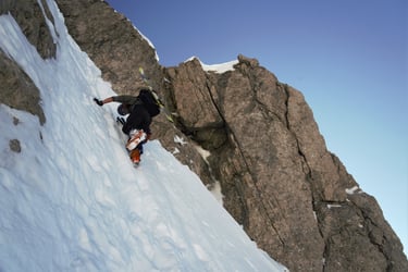 steil kletterer schneeflanke ski schatten
