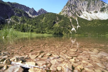 Bergsee vor Rubihorn Wasserspiegel Sonne