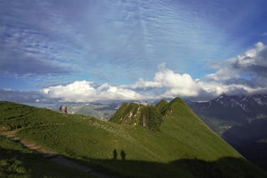 Allgäuer alpen silhouette wanderer wolken grasbergeschatten