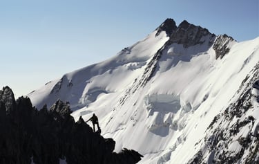 nadelhorn gletscher kletterer silhouette ausgesetzt zerklüftet fels
