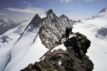 nadelgrat schweiz gletscher bergsteiger ausgesetzt  sonne 