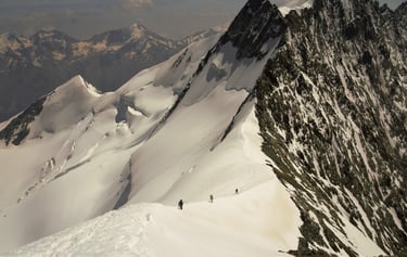 nadelgrat schweiz bergsteiger gletscher sonne 