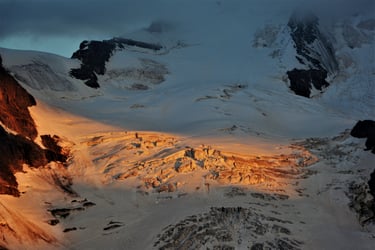gletscher pers piz palü spalten abendsonne schatten wolkengletscherabbruch