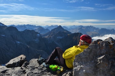 gipfel kletterer panorama rast sonnne wolken allgäuer alpen helm 