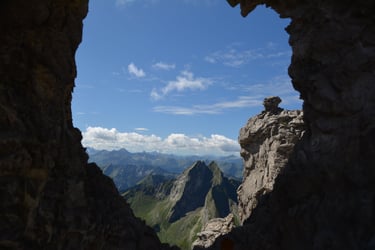 felsloch blick zur hoefats sommer sonne wolken fels