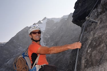 Ortler ostwand klettersteig kletterer helm sonne 