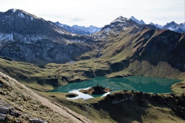 Sonniger Bergsee im Herbst Allgäu