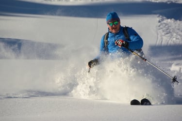 skifahrer sonne lachen tiefschnee action schneeregen 