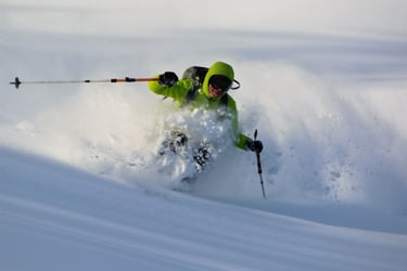 freude action tiefschnee sonne skifahren stiebender schnee