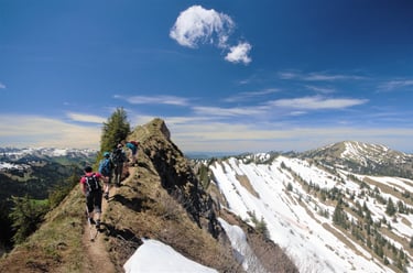 siplingergrat wandern frühjahr wanderer schnee sonne steil ausgesetzt 