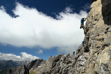 kletterer grat ausgesetzt exponiert wolken sonne sommer gruppe