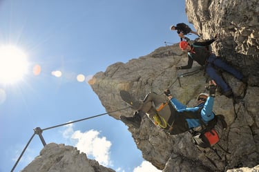drahtseil kletterer klettersteigset am seil hängend sonne sommer