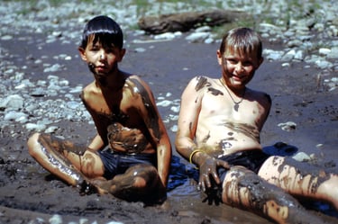 Kinder Schlamm Wasser spiel 