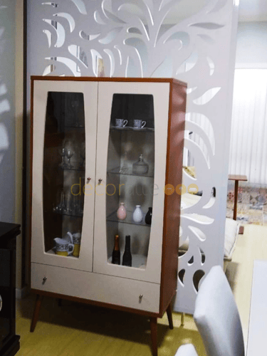 divisoria cobogo instalada em uma sala atras de um armario separando ambientes de cor branca no material pvc expandido