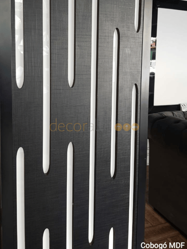 Luminaria feita medida no material de mdf com luzes de led frias em uma sala de cinema
