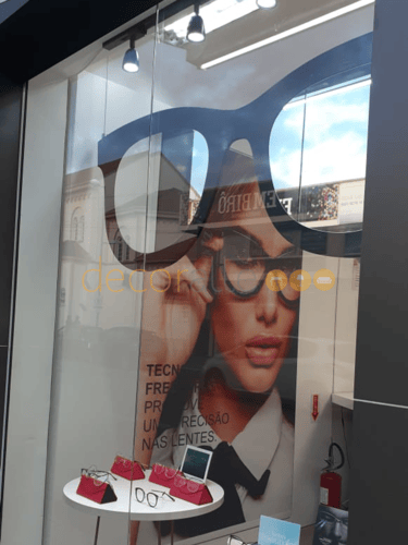 Oculos feito sob encomenda de mdf com espelho nas lentes cor preto em exposição feita em otica
