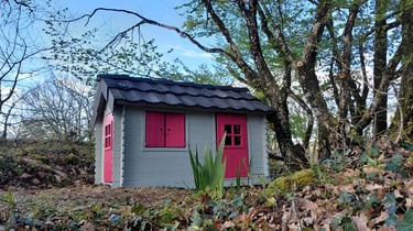 Cabane perchée sur une île ludique au cœur du grand parc arboré du gîte.