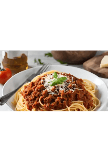 Μακαρόνια με σάλτσα κιμά και τριμμένο τυρί σε λευκό πιάτο