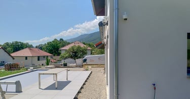 Expert en vidéosurveillance à Aix-les-Bains installant une caméra pour sécuriser un complexe résidentiel.