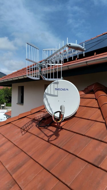 Vue d'ensemble d'une installation d'antennes satellite par Phonie-Sat dans un bâtiment résidentiel à Annecy.