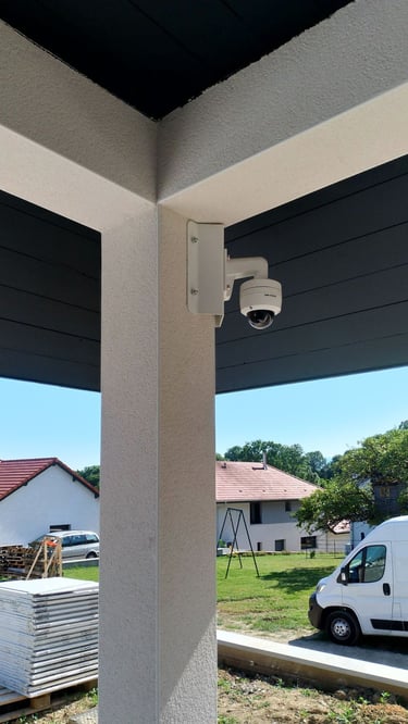 Système de vidéosurveillance haute résolution installé par Phonie-Sat dans un immeuble de bureaux en Haute-Savoie.