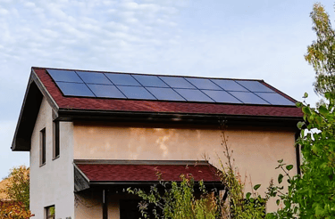 8kw saules paneļi Siguldā, uzstādīti uz bitumena šindeļa jumta