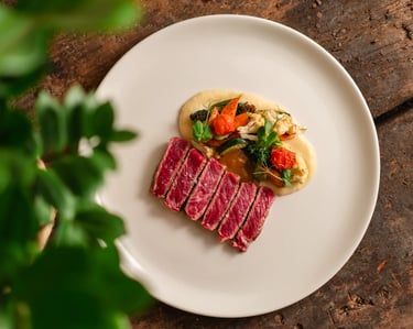 Entrecot de vaca a la brasa 250g con guarnición de verduras de temporada en restaurante Es Mestral.