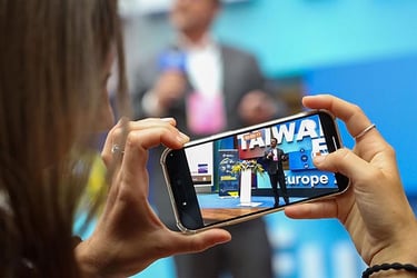Professional Event Photography Berlin: Photographer documenting conference in exhibition hall
