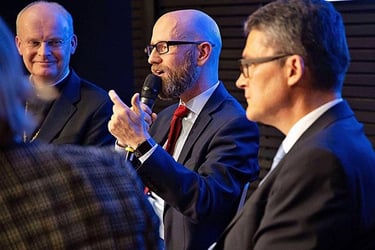 Eventfotograf Berlin – Corporate Event Photography Berlin: Speaker on stage at conference