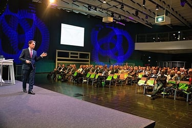 Event-Fotograf Corporate Event Photography Berlin: Speaker on stage at conference
