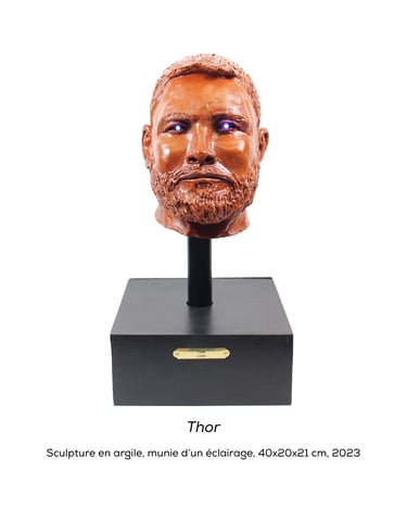 Sculpture de Lode représentant un buste d'homme dont les yeux sont allumés avec une lumière bleue, intitulée Thor 