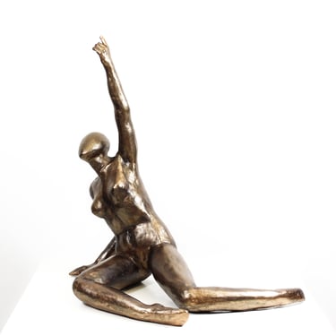 Sculpture de Lode intitulée Colombe, représentant une femme assise qui tend le bras en l'air